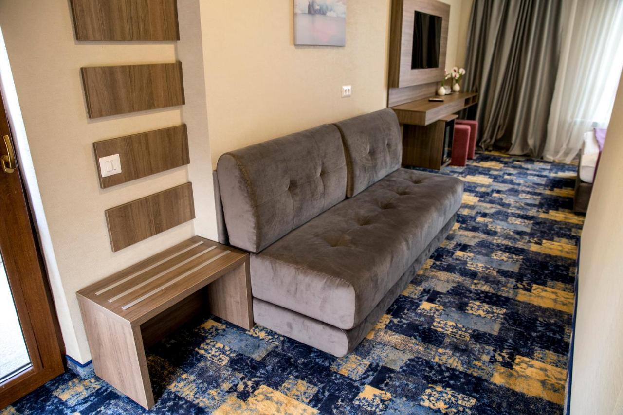 Hotel Yarus Plus โปลเยชต์ ภายนอก รูปภาพ